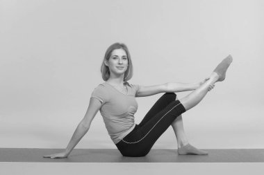 Stüdyoda poz veren genç, güzel yoga.