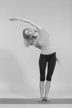 Stüdyoda poz veren genç, güzel yoga.