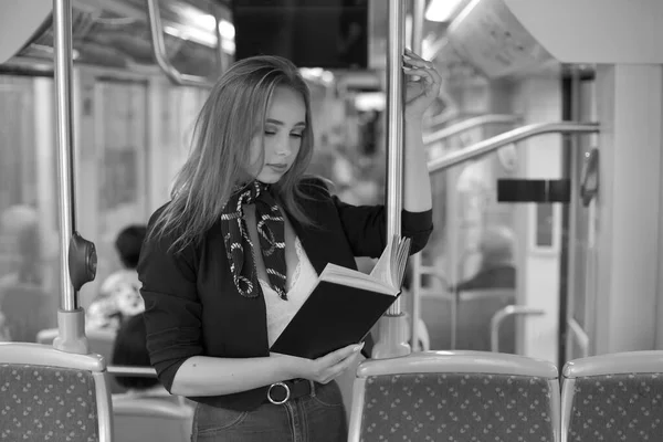 Красивая Молодая Женщина Трамвае Читает Свою Книгу — стоковое фото