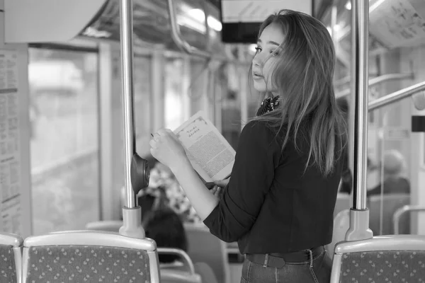 Mooie Jonge Vrouw Tram Lezen Haar Boek — Stockfoto