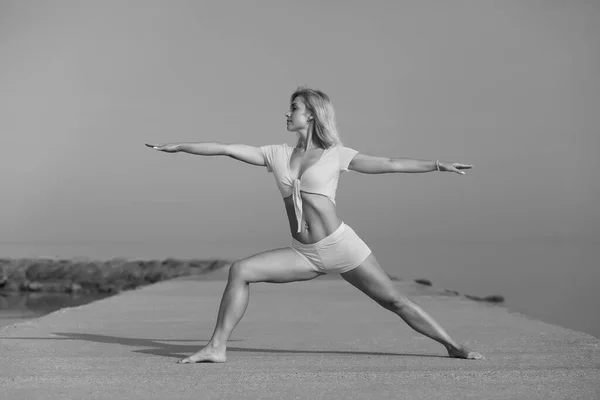 Junges Athletisches Gesundes Mädchen Beim Yoga Meer — Stockfoto