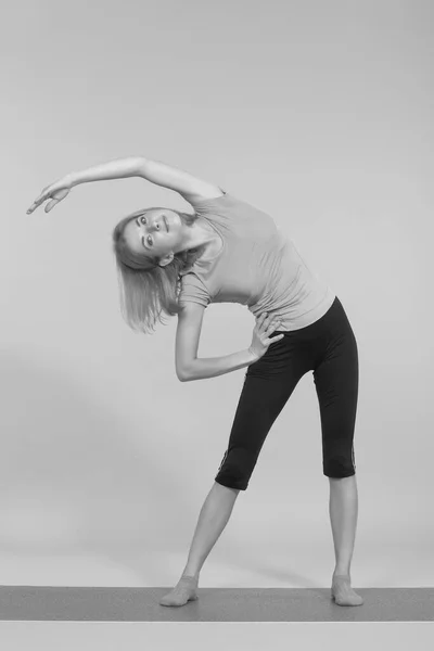 Jeune Beau Yoga Posant Sur Fond Studio — Photo