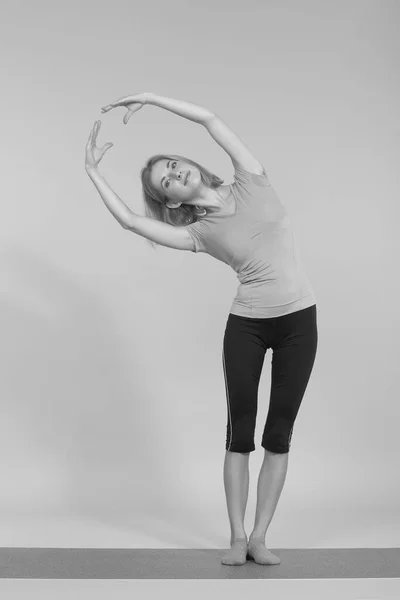 Ung Vacker Yoga Poserar Studio Bakgrund — Stockfoto