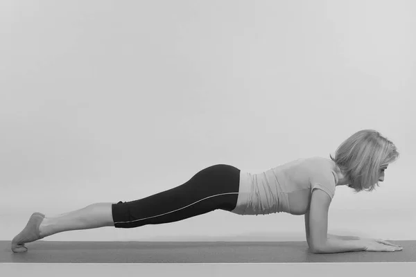 Junge Schöne Yoga Posiert Auf Studio Hintergrund — Stockfoto