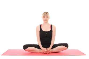 Beyaz arka planda poz veren genç, güzel yoga