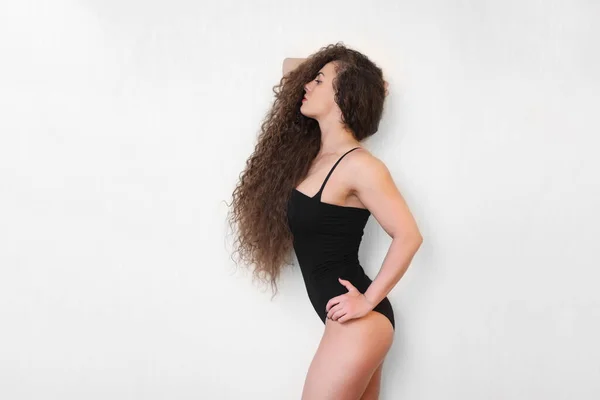 Genç Güzel Bir Kız Uzun Gür Saçlı — Stok fotoğraf