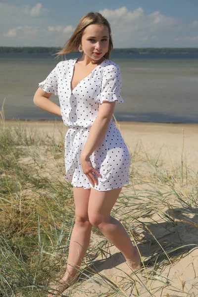 Deniz Kenarındaki Beyaz Elbiseli Mutlu Genç Kız — Stok fotoğraf