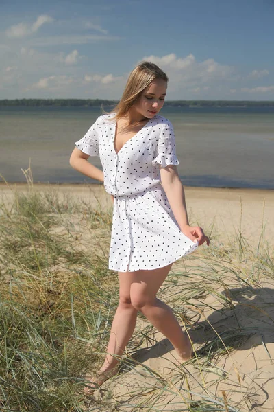 Menina Feliz Vestido Branco Junto Mar — Fotografia de Stock