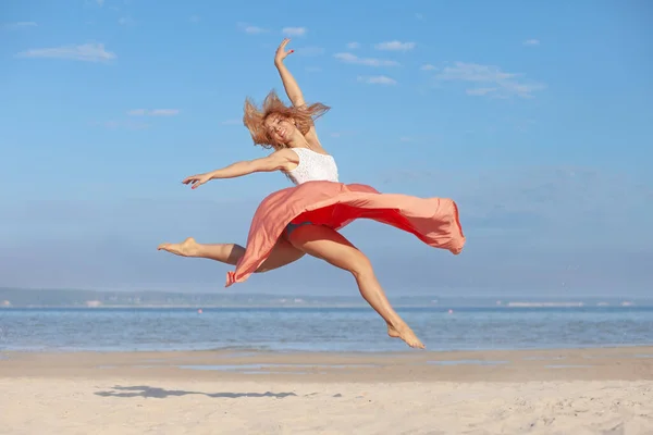 Beautiful Sexy Young Woman Enjoying Summer Outdoors — Stock Photo, Image