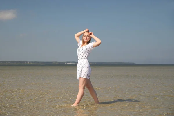 在海边穿着白衣的快乐的小女孩 — 图库照片