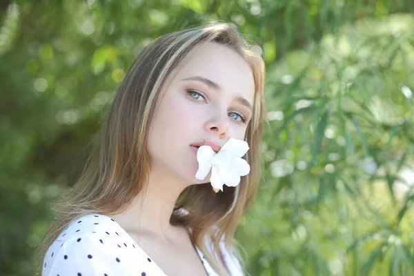 Retrato Verão Uma Jovem Menina Bonito Fundo Verde — Fotografia de Stock