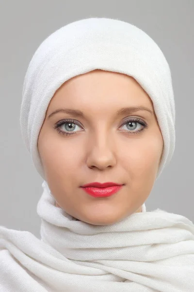 Porträtt Ung Kvinna Östlig Typ Moderna Muslimska Kläder Och Vackra — Stockfoto