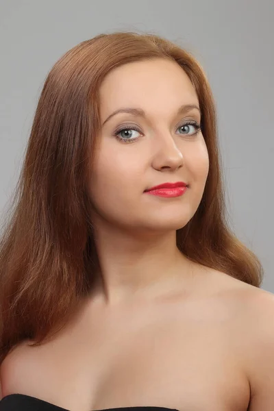 Portret Młodej Pięknej Kobiety Rudymi Włosami — Zdjęcie stockowe