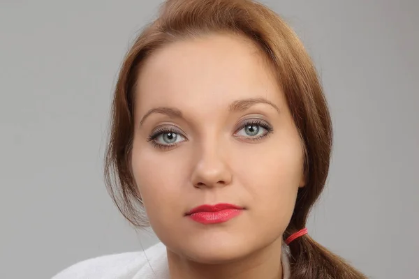 Retrato Uma Jovem Bela Mulher Com Cabelo Vermelho — Fotografia de Stock