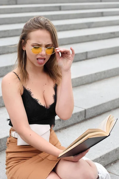 Jovem Menina Emocional Com Livro Suas Mãos — Fotografia de Stock