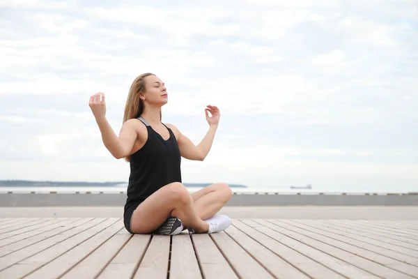 Genç Atletik Sağlıklı Kız Deniz Kenarında Yoga Yapıyor — Stok fotoğraf