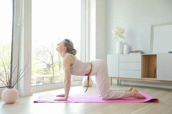 Ung Vacker Kvinna Som Utövar Yoga Poserar Nära Stort Fönster — Stockfoto