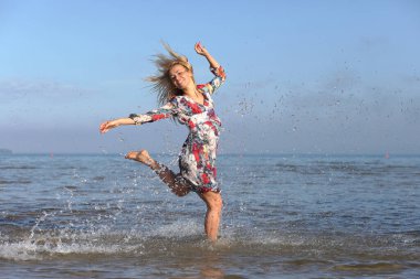 Güzel, seksi, genç bir kadın yazın tadını çıkarıyor.