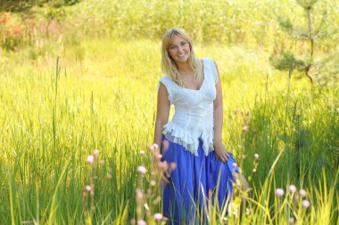 Tarlada gülümseyen güzel bir kadın