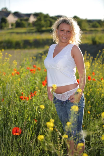 Jovem Bela Mulher Sorridente Campo — Fotografia de Stock