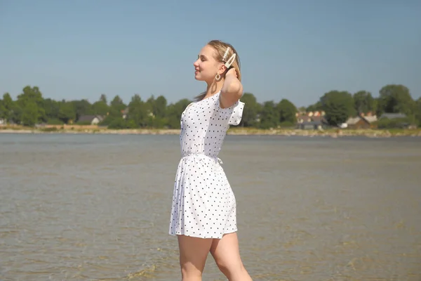 Счастливая Девушка Белом Платье Моря — стоковое фото