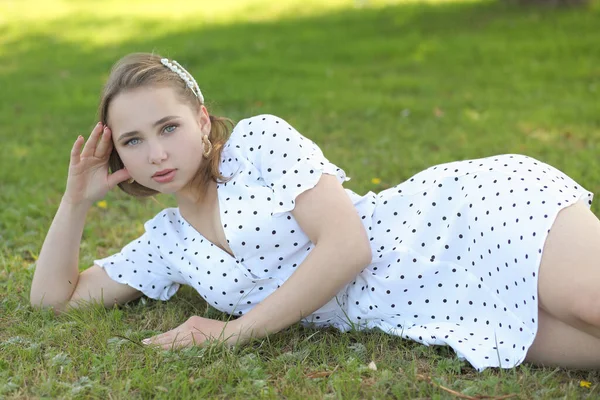 一个绿色背景的年轻可爱女孩的夏季肖像 — 图库照片