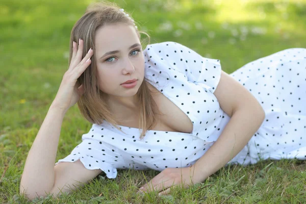 Sommerporträt Eines Jungen Netten Mädchens Auf Grünem Hintergrund — Stockfoto