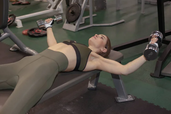 Mujer Fitness Joven Haciendo Ejercicio Gimnasio — Foto de Stock