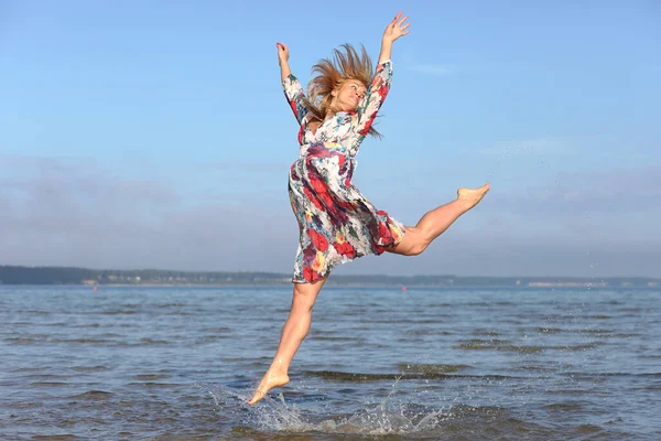 Schöne Sexy Junge Frau Genießt Den Sommer Freien — Stockfoto