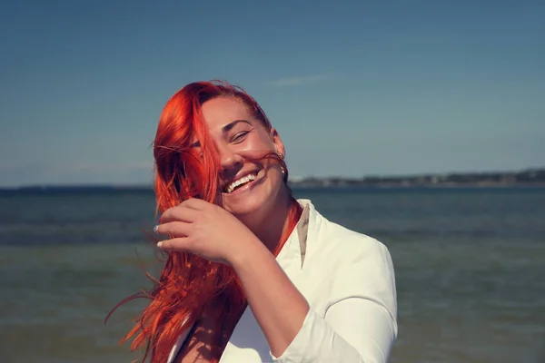 Deniz Kenarındaki Beyaz Elbiseli Mutlu Genç Kız — Stok fotoğraf