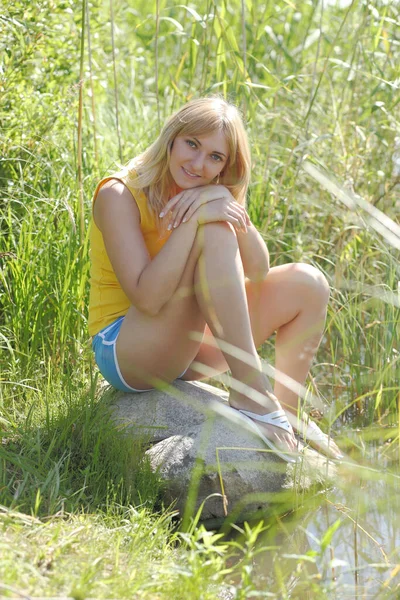 Junge Schöne Lächelnde Frau Auf Dem Feld — Stockfoto