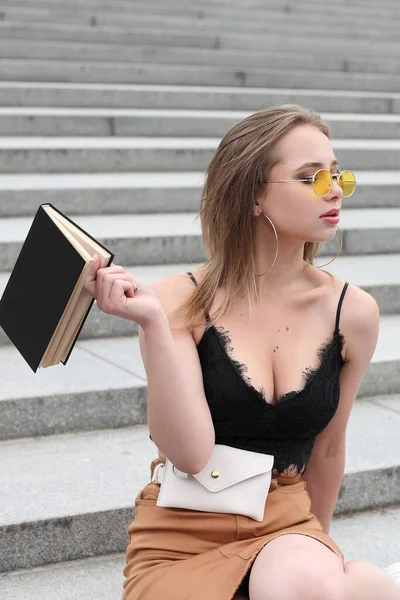 Joven Chica Emocional Con Libro Sus Manos —  Fotos de Stock