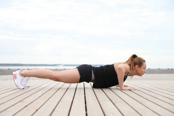 Joven Atlética Saludable Chica Haciendo Yoga Junto Mar —  Fotos de Stock