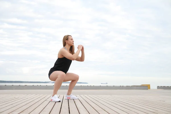Genç Atletik Sağlıklı Kız Deniz Kenarında Yoga Yapıyor — Stok fotoğraf