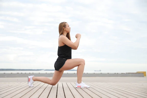 Jeune Fille Saine Athlétique Faisant Yoga Bord Mer — Photo