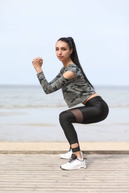 Genç güçlü atletik kız antrenman yapıyor.