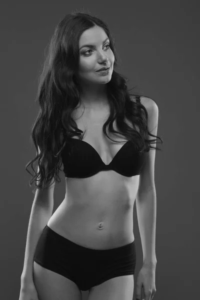 Junge Sexy Frau Vor Dunklem Hintergrund — Stockfoto