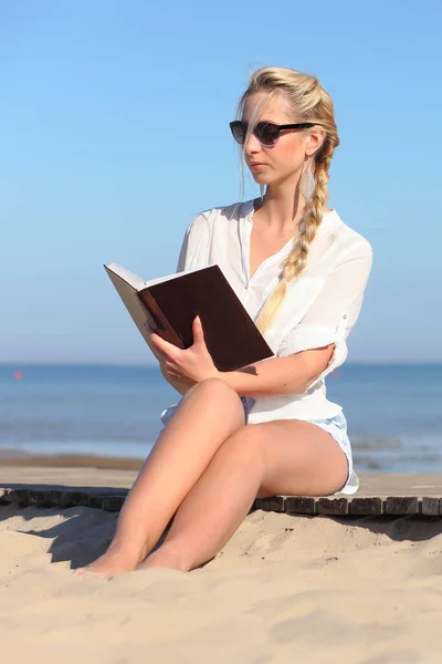 Young Woman Reads Book Beach — Stock Photo, Image