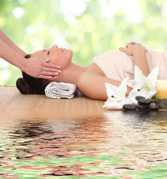 Mooie Vrouw Het Krijgen Van Een Massage Salon — Stockfoto
