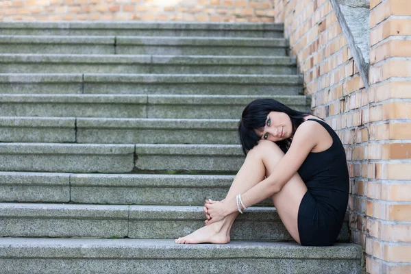 Genç Güzel Kısa Saçlı Esmer Kadın Merdivenlerde Oturuyor — Stok fotoğraf