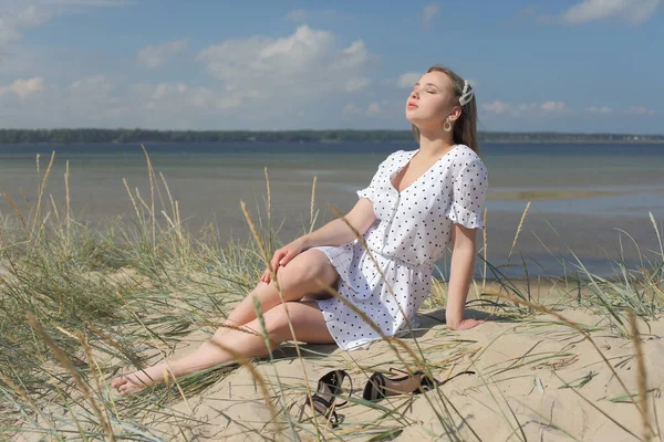 Zomer Portret Van Een Jong Schattig Meisje Een Groene Achtergrond — Stockfoto