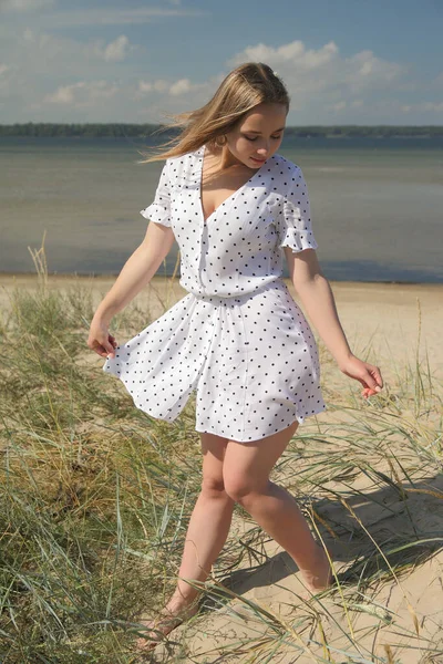 Zomer Portret Van Een Jong Schattig Meisje Een Groene Achtergrond — Stockfoto