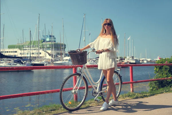 穿着白色衣服 骑自行车的快乐的小女孩 — 图库照片