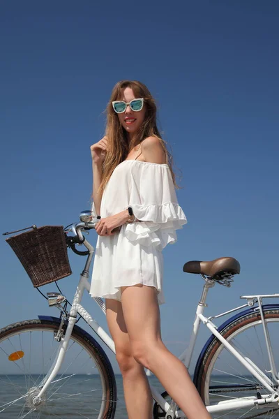 Niña Feliz Vestido Blanco Con Bicicleta — Foto de Stock