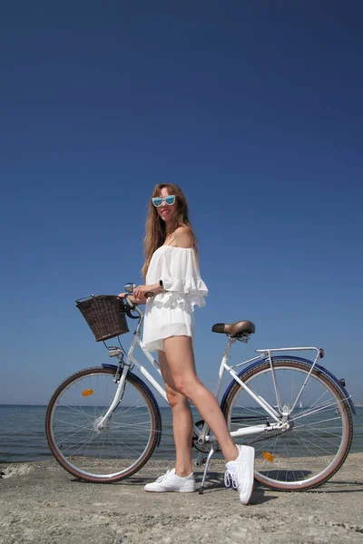 Bisikletli Beyaz Elbiseli Mutlu Genç Kız — Stok fotoğraf