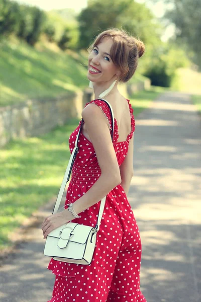 Jeune Femme Dans Une Longue Robe Rouge Dans Jardin — Photo