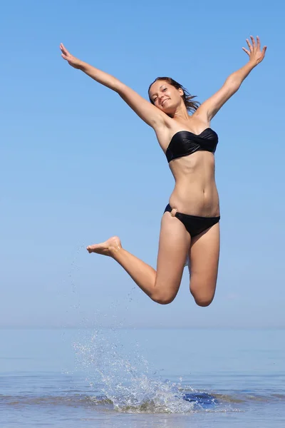 Giovane Donna Bikini Che Salta Sulla Spiaggia — Foto Stock