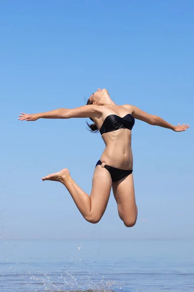 Jonge Vrouw Bikini Springen Het Strand — Stockfoto