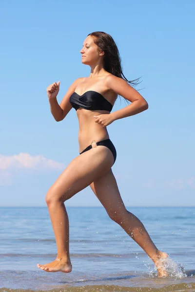 Plajda Bikinili Genç Bir Kadın Koşuyor — Stok fotoğraf