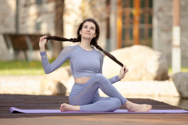 Retrato Una Joven Fitness Sonriente Aire Libre — Foto de Stock